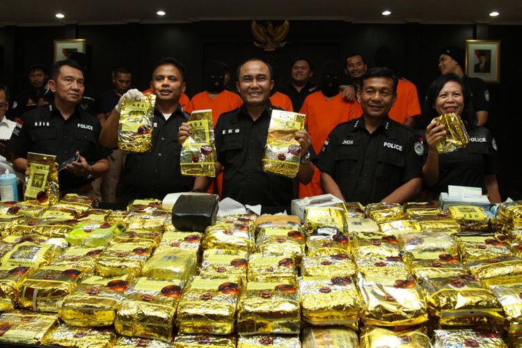 Direktur Tindak Pidana Narkoba Bareskrim Mabes Polri Brigjen Pol Eko Daniyanto (tengah) didampingi Wakil Direktur Kombes Pol John Turman (kedua kanan) dan Kasubdit Narcotic Investigation Center (NIC) AKBP Gembong Yudha (kedua kiri), memperlihatkan barang bukti sabu-sabu saat pengungkapan kasus peredaran Narkotika Jaringan Internasional, di Bareskrim, Mabes Polri, Jakarta, Kamis (7/9). Dari hasil pengungkapan tersebut, petugas menyita sabu seberat 134 Kg dalam kemasan plastik teh Cina serta sejumlah barang bukti lainnya dari tangan 5 orang tersangka.  ANTARA FOTO/Reno Esnir/ama/17