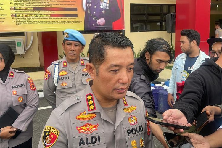 Kapolresta Bandung Kombes Pol Aldi Subartono saat diwawancarai soal pembunuhan di Kecamatan Pacet, Kabupaten Bandung, Jawa Barat, Kamis (31/1/2025)