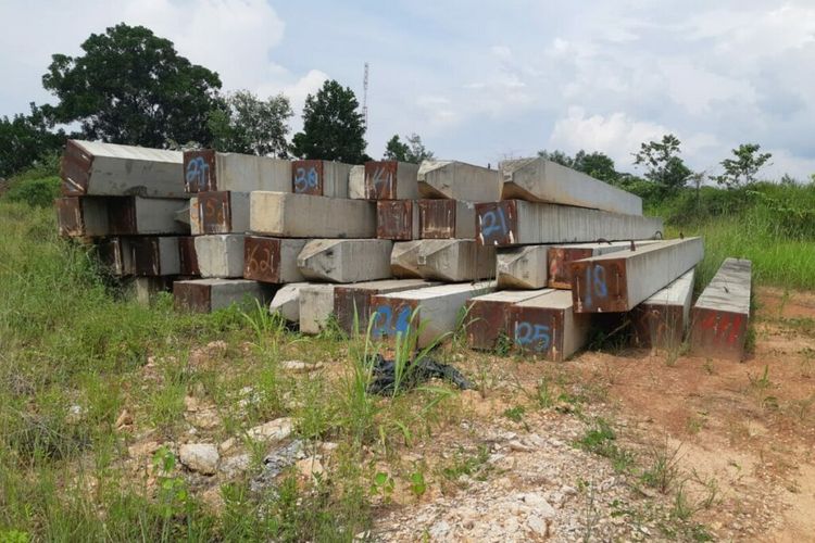 Sisa tiang pancang di proyek mangkrak Masjid Raya Sriwijaya, Selasa (29/9/2021). Proyek ini menimbulkan kerugian negara hingga Rp 130 miliar.