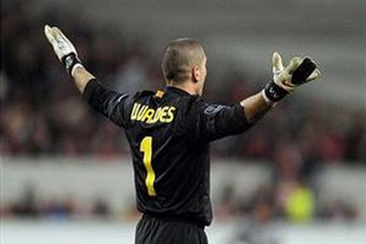 Penjaga gawang Barcelona, Victor Valdes.