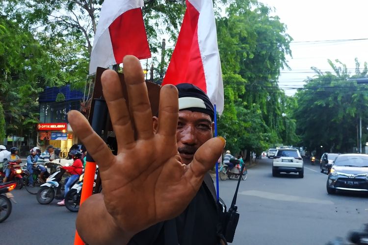 Telunjuk kanan tak lengkap Man Rambo (47) akibat kena tebas celurit dulu. Man Rambo bekas preman asal Wonokromo, Surabaya, Jawa Timur yang tiba di Bekasi pada Rabu (18/12/2019) dalam aksi jalan kaki kampanye antinarkoba keliling Pulau Jawa sejak Agustus 2018 silam.