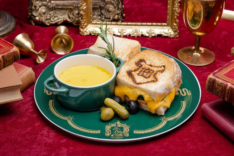 Menu Hogwarts Cheese Toasty Slytherin dari Kafe Harry Potter di Jepang.