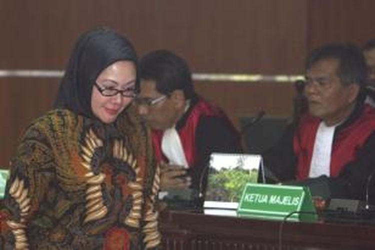 Gubernur Banten, Atut Chosiyah menjalani sidang perdananya di Pengadilan Tindak Pidana Korupsi, Jakarta Selatan, Selasa (6/5/2014). Pada kasus ini, Atut diduga terlibat dalam sengketa Pilkada Lebak.