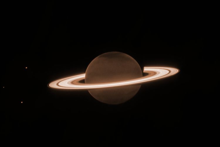 Foto terbaru cincin Saturnus. Gambar ini berhasil ditangkap Teleskop Luar Angkasa James Webb, menampilkan detil-detil cincin Saturnus, fitur-fitur atmosfer hingga bulan Saturnus.