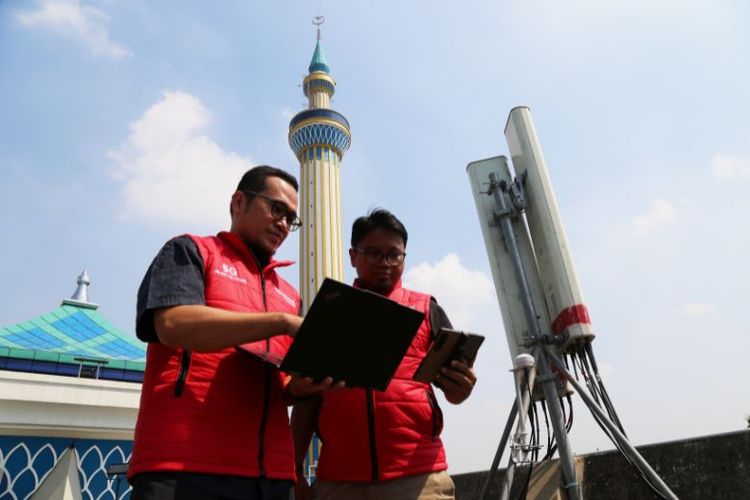 Optimalisasi jaringan Telkomsel di Masjid Agung Al Akbar, Kota Surabaya. Masjid Agung Al Akbar merupakan salah satu titik destinasi religi masyarakat di Jawa Timur.