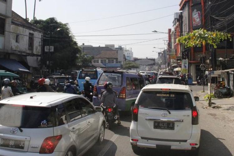 Kondisi lalu lintas di jalur menuju Pintu Tol Pasteur, Bandung, Sabtu (13/6/2015).