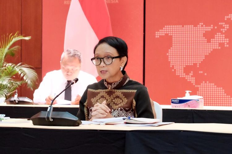 Menteri Luar Negeri Retno LP Marsudi saat memberikan keterangan di Kantor Kemlu, Jakarta, Kamis (9/4/2020).
