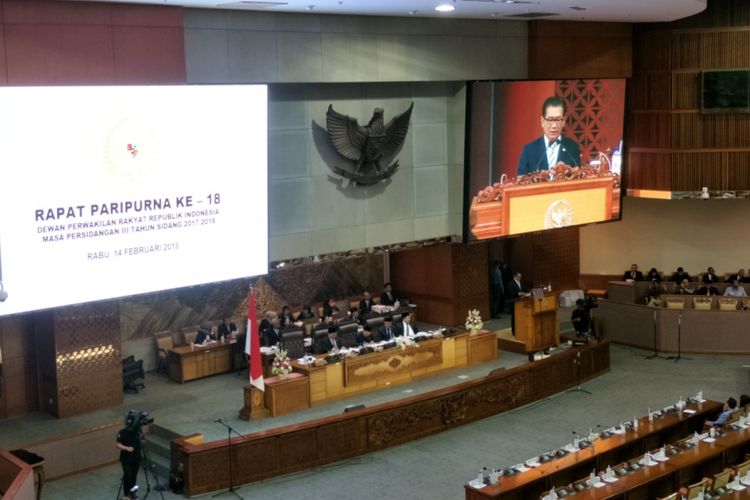 Pembacaan laporan Panitia Angket pada Rapat Paripurna ke-18 masa persidangan III tahun sidang 2017-2018 di Kompleks Parlemen, Senayan, Jakarta, Rabu (14/2/2018).