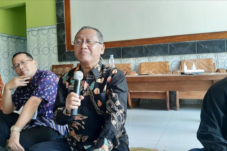 Kepala Disdikpora Gunungkidul Bahron Rasyid (Batik Hitam) di Wonosari Kamis (18/7/2019)