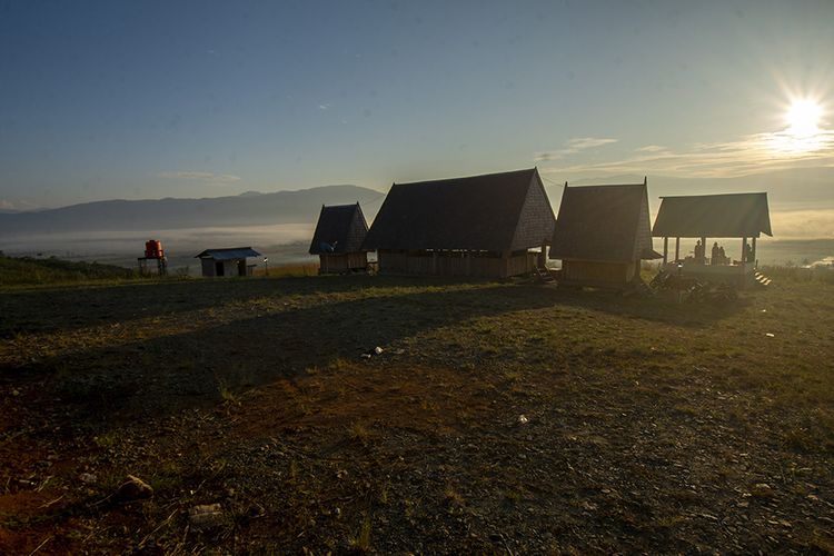 Salah satu fasilitas berupa Rumah Tambing yang khas suku Lore, Poso dibangun di obyek wisata perbukitan Topolenda di Desa Wanga, Lore Peore, Poso, Sulawesi Tengah, Sabtu (21/9/2019). Sejak tahun 2019, pemda setempat telah mengalokasikan sebagian dana desanya untuk mengembangkan obyek wisata alam di wilayahnya yang dikelola oleh Badan Usaha Milik Desa (BUMDES).