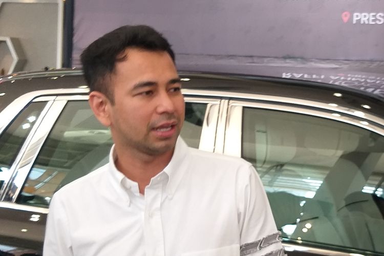 Presenter Raffi Ahmad dalam acara penyerahan mobil Rolls Rolls Royce Phantom yang ia beli dari pengusaha Rudy Salim, di kawasan Pluit, Jakarta Utara, Minggu (19/6/2022).