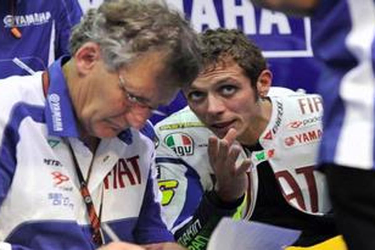 Rossi sedang diskusi sama orang kepercayaannya Jerry Burgess saat sedang tes di Misano