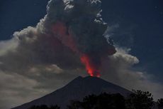 Gunung Agung Terus Keluarkan Asap Setinggi 1.500 Meter hingga Jumat Siang