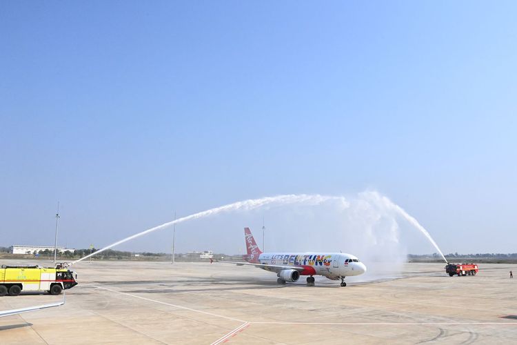 Maskapai AirAsia resmi melayani rute penerbangan dari Bandara Kertajati, Majalengka ke Bandara I Gusti Ngurah Rai Denpasar, Bali pada Minggu (29/10/2023).