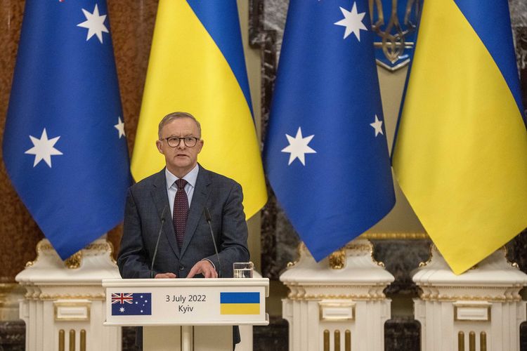 Perdana Menteri Australia Anthony Albanese dalam konferensi pers bersama Presiden Ukraina Volodymyr Zelensky di Kyiv, Minggu (3/7/2022). PM Australia ke Ukraina menjanjikan bantuan militer 100 juta dollar Australia (Rp 1 triliun).