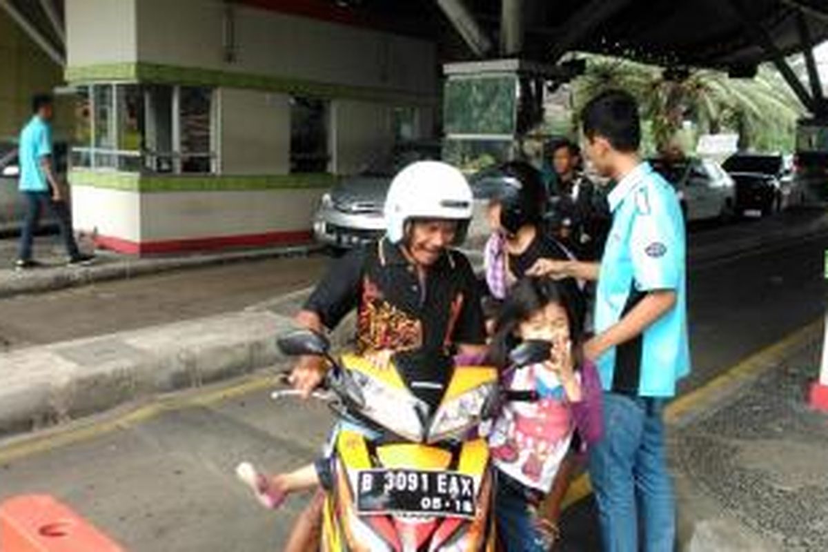 Seorang pengunjung Ancol mengajak serta keluarganya memanfaatkan tiket gratis bertepatan HUT ke-488 Jakarta, Senin, (22/6/2015).