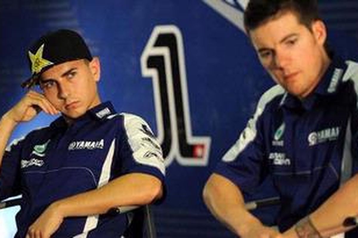 Pebalap Yamaha, Jorge Lorenzo (kiri) dan Ben Spies, saat peluncuran YZR-M1 baru di Sepang, Senin (21/2/11).