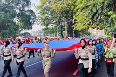 Warga Bogor Arak Bendera Merah Putih Raksasa Sejauh 4 Kilometer