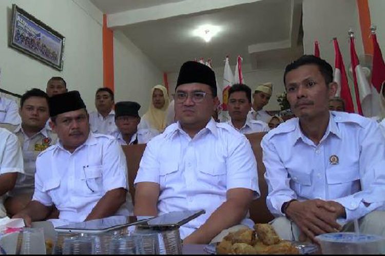 Ketua DPD Gerindra Kepulauan Bangka Belitung Erzaldi Rosman didampingi jajaran pengurus saat menggelar jumpa pers, Senin (19/3/2018)..  