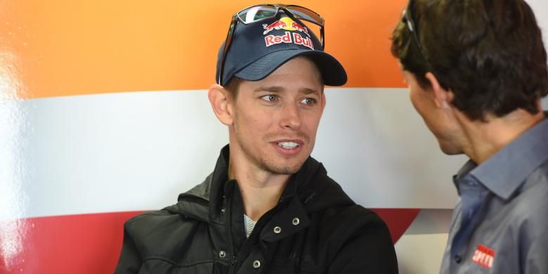 Mantan pebalap MotoGP asal Australia, Casey Stoner (kiri), berbicara dengan kru Repsol Honda pada sesi latihan bebas GP Australia di Sirkuit Phillip Island, Jumat (17/10/2014).