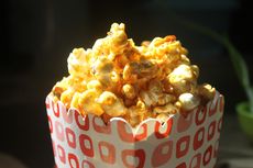 5 Cara Membuat Popcorn Caramel untuk Teman Nobar Piala Dunia 2022