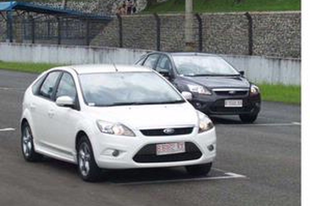 Focus diesel (putih) selalu lebih agresif dan cepat dibandingkan versi bensin Sport saat perbandingan tes  akselerasi.