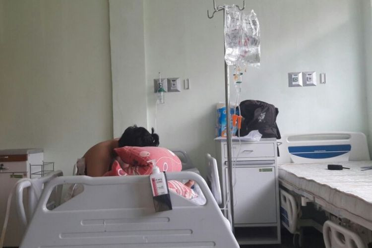 Ayu Agustin (21) sedang terbaring di ruang perawatan di Rumah Sakit Ciawi, Bogor, Jawa Barat, Rabu (27/9/2017). Ayu divonis mengidap kanker payudara dan harus menunggu jadwal kemoterapi pada tanggal 17 November 2017 di Rumah Sakit Fatmawati, Jakarta.
