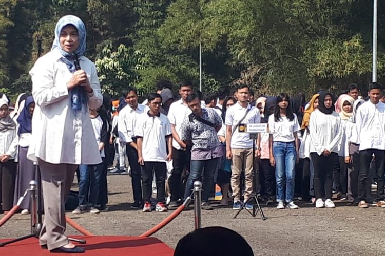 Direktur Belmawa Kemenristekdikti Paristiyanti Nurwardani melepas 482 mahasiswa Universitas Padjajaran (Unpad)  mengikuti Kuliah Kerja Nyata (KKN) dengan tematik kewirausahaan di Kampus Unpad Jatinangor (12/07/2019).
