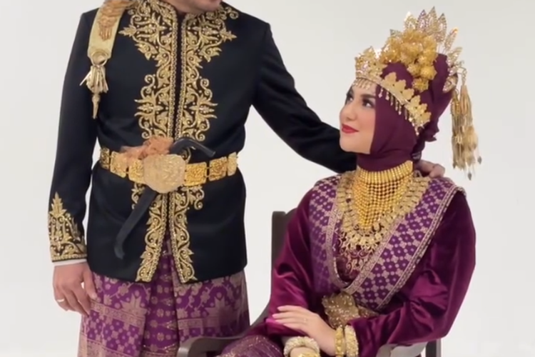 Potret Irish Bella sekeluarga menggunakan baju adat Aceh dalam sesi foto keluarga.