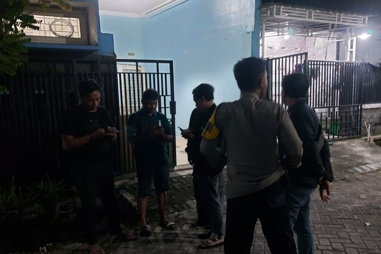 Polisi mendatangi rumah yang menjadi sasaran perampokan di Jalan Taman Ruby, Pondok Permata Suci (PPS) di Kecamatan Manyar, Gresik, Jawa Timur, Senin (15/4/2024).