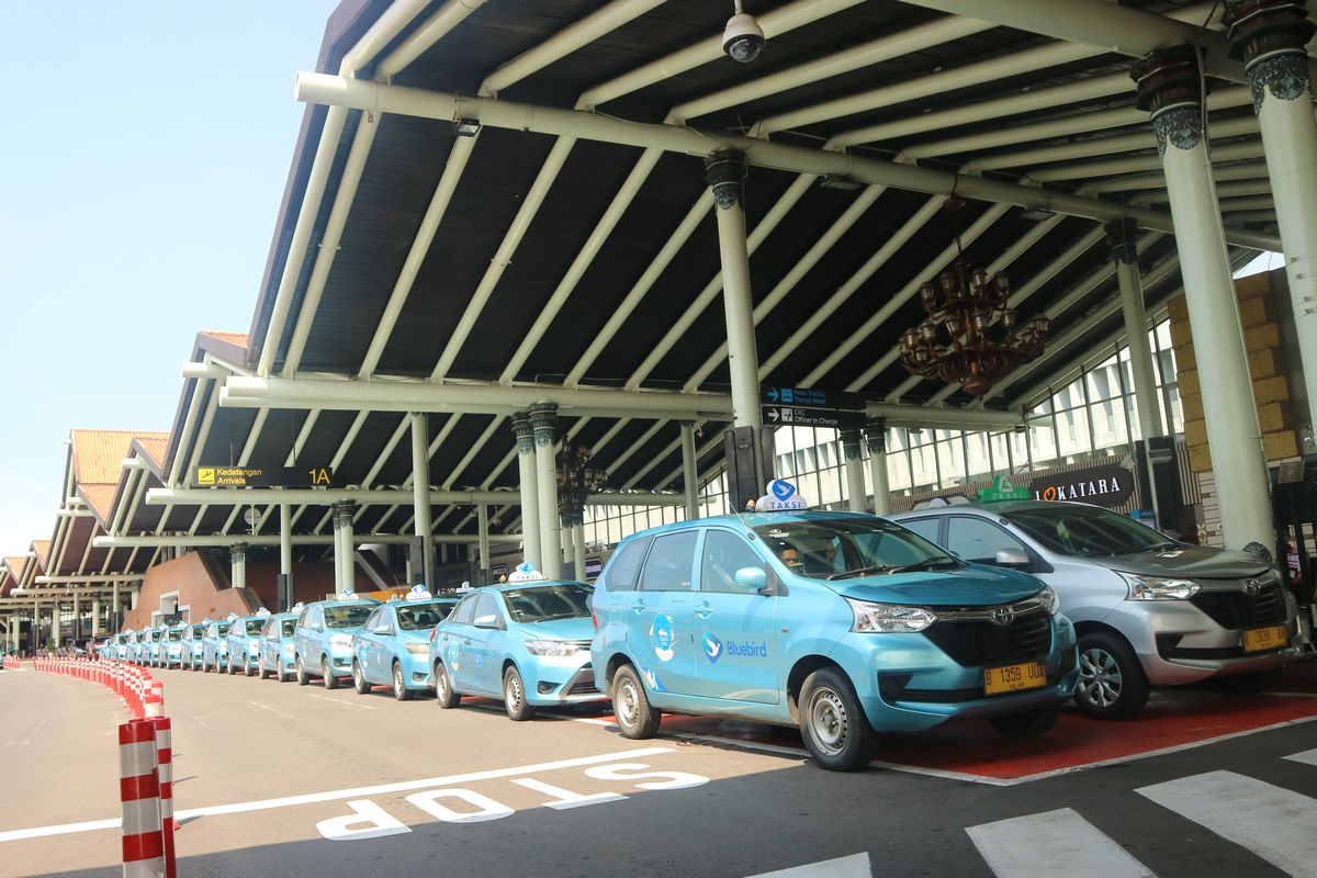 Taksi yang sedang mengantri untuk mengangkut penumpang di Terminal 1 Bandara Soekarno-Hatta