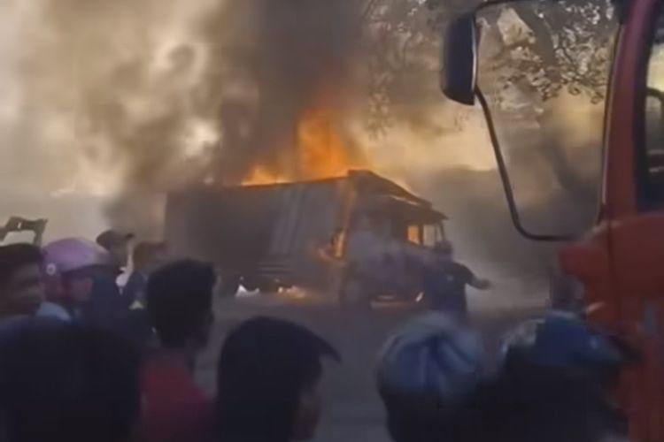Detik-detik 2 truk kontainer dan 1 sepeda motor terbakar di Jalan Pannampu Makassar, Sulsel, Sabtu (30/9/2023)
