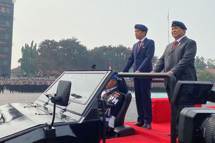 Presiden Joko Widodo dan Presiden Terpilih Prabowo Subianto menaiki mobil Maung menuju lapangan apel kesiapan pengamanan pelantikan Presiden dan Wakil Presiden Terpilih di Markas Komando Korps Brigade Mobil, Kelapa Dua, Depok, Senin (14/10/2024).