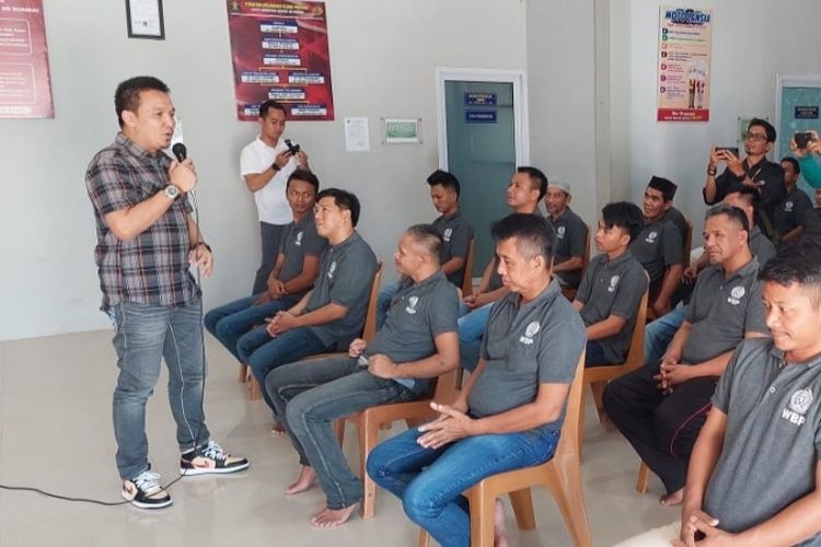 Direktur Reserse Narkoba Polda Riau, Kombes Manang Soebeti saat menyampaikan sosialisasi pemilu kepada narapidana di Lapas Kelas IIB Rumbai, Kota Pekanbaru, Riau, Rabu (31/1/2024).
