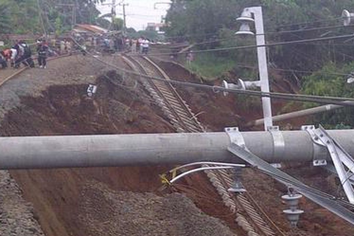 Kondisi rel kereta api yang amblas di Kampung Babakan Sirna, Kecamatan Sukaraja, Kabupaten Bogor, Jawa Barat, Kamis (22/11/2012).