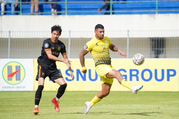 Pemain asing Barito Putera Renan Alves berhasil melewati pemain Persis Solo saat pertandingan pekan ke-31 Liga 1 2022-2023 yang berakhir dengan skor 2-3 di Stadion Demang Lehman Banjarbaru, Selasa (21/3/2023) sore.