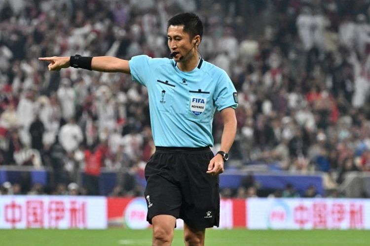 Wasit asal China, Ma Ning, memberikan penalti kepada Qatar dalam pertandingan final Piala Asia 2023 antara Yordania vs Qatar di Stadion Lusail di Lusail, utara Doha pada 10 Februari 2024. (Foto oleh HECTOR RETAMAL / AFP)