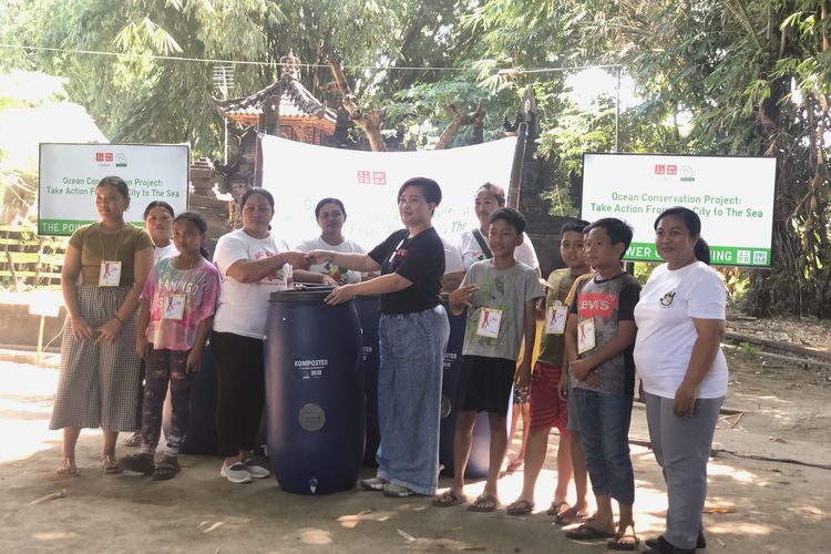 Edukasi dan bantuan tong komposter dari Uniqlo ke warga di Gang Sari Dewi, Denpasar, Bali, Sabtu (24/6/2023). 
