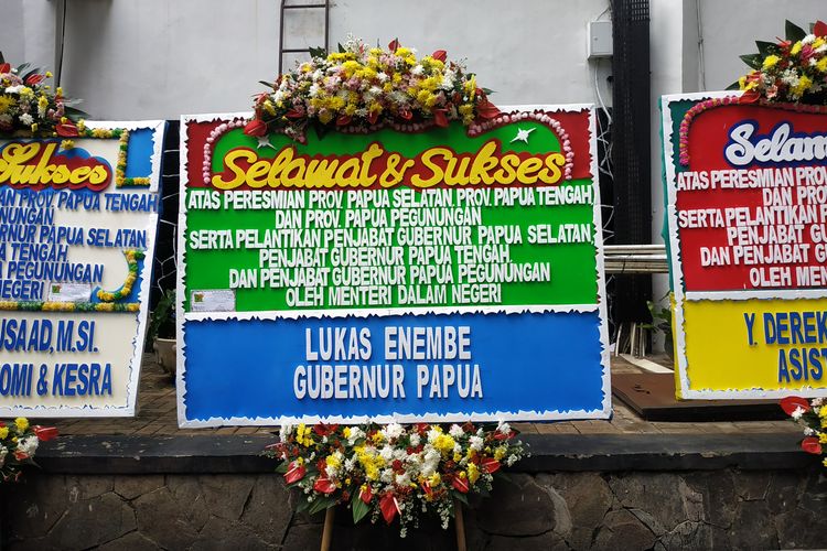 Karangan bunga yang mengatasnamakan Gubernur Papua Lukas Enembe tampak menghiasi kantor pusat Kementerian Dalam Negeri (Kemendagri) pada Jumat (11/11/2022), bersamaan dengan peresmian 3 provinsi baru Papua dan pelantikan para penjabat (pj) gubernurnya.