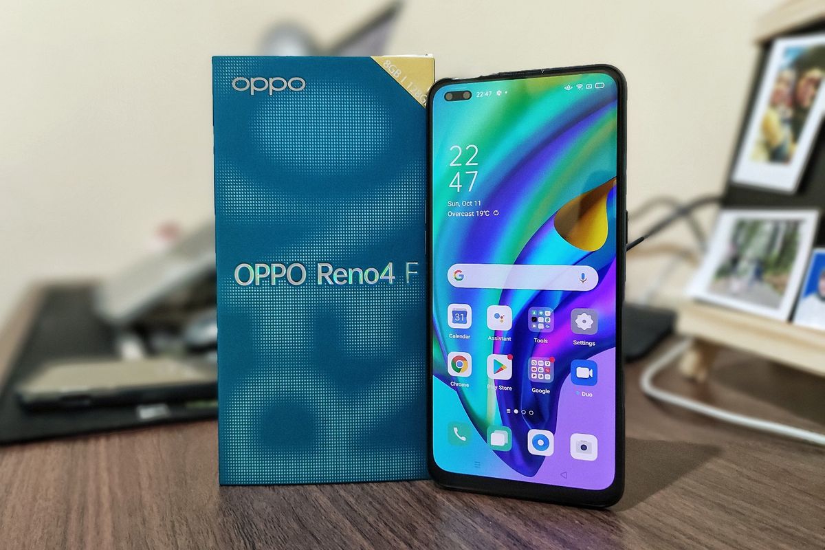 Kotak penjualan dan tampilan depan Oppo Reno4 F. Ponsel ini mengusung layar bezel-less bermateri Super AMOLED dengan diagonal 6,43 inci dan resolusi Full HD Plus (rasio layar 20:9). 

Bagian atas kirinya terdapat lubang mini dual punch hole yang memuat dua kamera, terdiri dari kamera utama 16 MP (f/2.4) dan kamera depth sensor 2 MP (f/2.4). Disebut mini karena diameter lubang ini ukurannya disebut hanya 3,7 mm. 