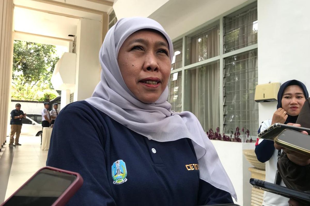 Gubernur Jawa Timur, Khofifah Indar Parawansa saat diwawancarai awak media pada Sabtu (11/11/2023) di Kantor Bakorwil III Malang.