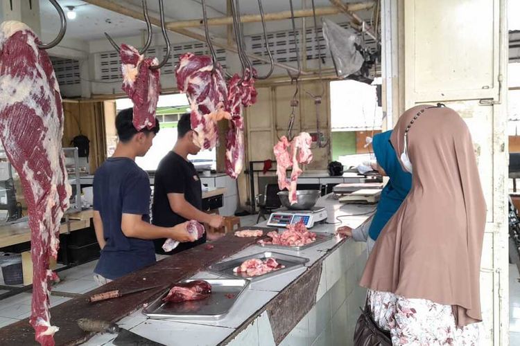 Pedagang daging sapi di Kota Tasikmalaya, Jawa Barat, belum mendapatkan informasi hendak demo massal akibat kenaikan harga dan memilih mengurangi stok jualan untuk hindari kerugian, Minggu (27/2/2022).