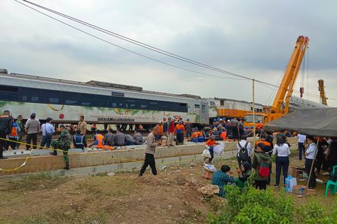 Evakuasi Bangkai KA Turangga dan KA Lokal Bandung Raya Ditargetkan Selesai Hari Ini