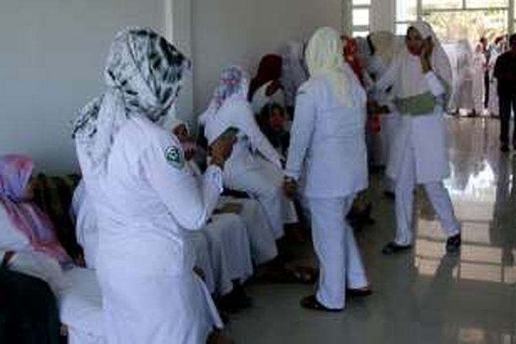 Perawat dan bidan honorer di Rumah Sakit Umum Daerah (RSUD) Nagan Raya, Aceh, Rabu (1/6/2016), berunjuk rasa di kantor direktur RS tersebut untuk menuntut pembayaran gaji yang tertunggak empat bulan.