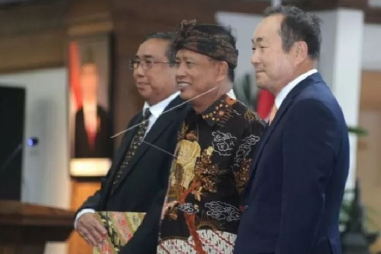 Menristekdikti Mohamad Nasir (tengah) berfoto dengan rektor asing asal Korea Selatan, Jang Youn Cho (kanan), di sela-sela Pembukaan Kegiatan Ilmiah dan Rakornas Inovasi 2019.