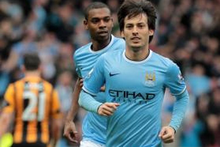 Gelandang Manchester City, David Silva, seusai mencetak gol ke gawang Hull City pada lanjutan Premier League di Stadion Kingston Communications, Sabtu (15/3/2014). 