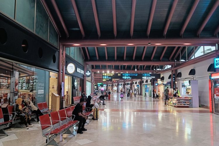 Suasana Terminal 2 Bandara Soekarno-Hatta masih tampak lengang, meskipun sepekan menjelang libur natal 2022, Senin (19/12/2022). Diprediksikan lonjakan penumpang akan terjadi pada hari Jumat (23/12/2022).