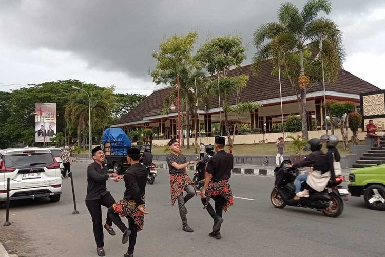 Momen bagi takjil kepada warga Kota Ambon makin semarak dengan tarian samrah yang dibawakan di tepi jalan depan Momunem Gong Perdamaian Ambon, Sabtu (30/3/2024).