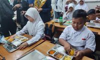 Tak Ada Susu di Menu Makan Bergizi Gratis, Wamenkop: Perlu Diberikan Susu UHT atau Bubuk