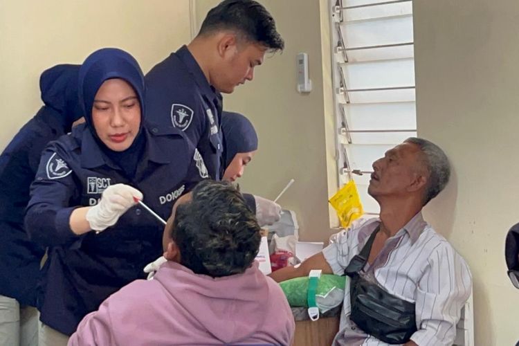Tiga Keluarga Korban KM Virgo Jalani Pengambilan Sampel DNA di Polresta Solo